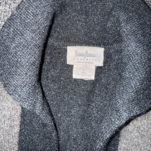 ✨ Neiman Marcus 100% Cashmere Colorblock Sweater – Size S ✨ - Picture 5 of 10